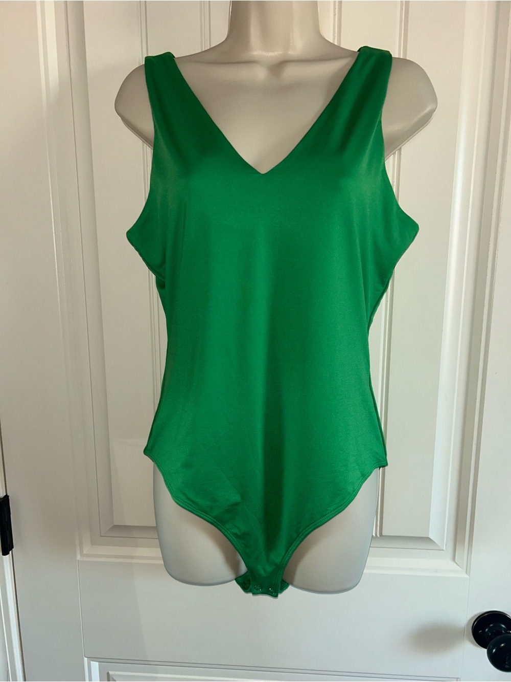 NWT nine britton Green V-Neck Bodysuit Sz L